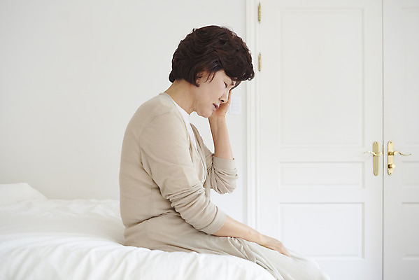 포토 JPG 여자 중년 50대 실내 한명 앉기 상반신 옆모습 침실 한국인 흰색 침대 변화 괴로움 두통 갱년기 우울증 힘듦 중년여자한명만 호르몬 국내포토 1 감정 뷰포인트 컬러 가구 컨셉 모션 사람 동양인 성인 내부 질병 증상 여자한명만 중년여자만 파일형식