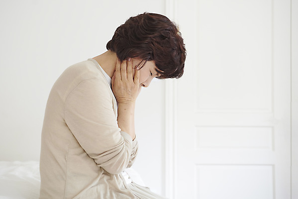 포토 JPG 여자 중년 50대 실내 한명 앉기 상반신 옆모습 침실 한국인 흰색 침대 변화 괴로움 갱년기 우울증 힘듦 중년여자한명만 호르몬 국내포토 1 감정 뷰포인트 컬러 가구 컨셉 모션 사람 동양인 성인 내부 질병 증상 여자한명만 중년여자만 파일형식