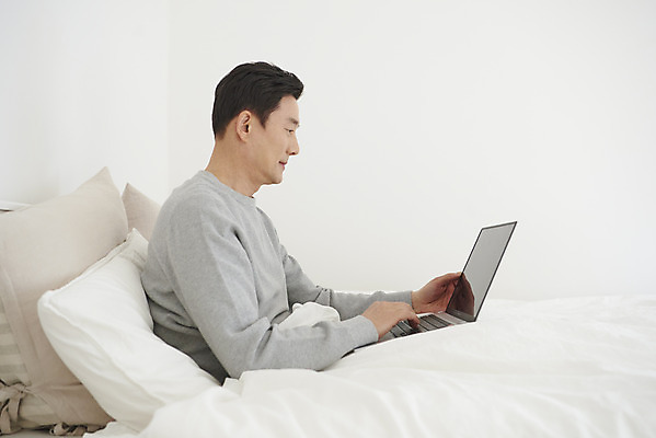 포토 JPG 남자 중년 50대 실내 한명 앉기 상반신 옆모습 노트북 침실 한국인 흰색 침대 업무 변화 재택근무 중년남자한명만 사회적거리두기 국내포토 1 캠페인 뷰포인트 컬러 가구 컨셉 비즈니스 모션 사람 동양인 성인 내부 전자제품 작업 남자한명만 중년남자만 파일형식