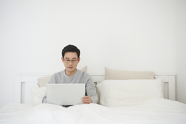 포토 JPG 남자 안경 중년 50대 생각 실내 한명 앉기 상반신 앞모습 노트북 침실 한국인 흰색 침대 업무 변화 고민 재택근무 중년남자한명만 사회적거리두기 국내포토 1 잡화 감정 캠페인 뷰포인트 컬러 가구 컨셉 비즈니스 모션 사람 동양인 성인 내부 전자제품 작업 남자한명만 중년남자만 파일형식