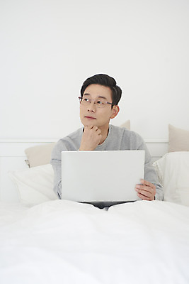 포토 JPG 남자 안경 중년 50대 생각 실내 한명 앉기 상반신 앞모습 노트북 침실 한국인 흰색 침대 업무 변화 고민 재택근무 중년남자한명만 사회적거리두기 국내포토 1 잡화 감정 캠페인 뷰포인트 컬러 가구 컨셉 비즈니스 모션 사람 동양인 성인 내부 전자제품 작업 남자한명만 중년남자만 파일형식
