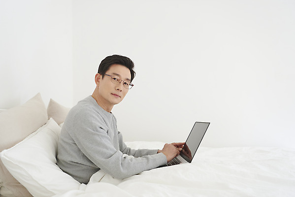 포토 JPG 남자 안경 중년 50대 생각 실내 한명 앉기 상반신 옆모습 노트북 침실 한국인 흰색 침대 업무 변화 고민 재택근무 중년남자한명만 사회적거리두기 국내포토 1 잡화 감정 캠페인 뷰포인트 컬러 가구 컨셉 비즈니스 모션 사람 동양인 성인 내부 전자제품 작업 남자한명만 중년남자만 파일형식