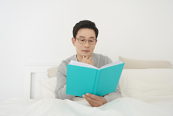 포토 JPG 남자 안경 중년 50대 생각 실내 한명 앉기 상반신 취미 앞모습 책 독서 침실 한국인 흰색 침대 변화 고민 중년남자한명만 국내포토 1 잡화 감정 뷰포인트 컬러 가구 컨셉 모션 사람 동양인 성인 내부 남자한명만 중년남자만 파일형식