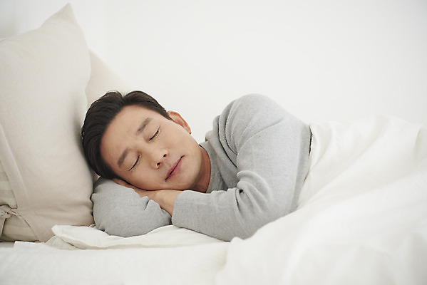 포토 JPG 남자 중년 50대 실내 피곤 한명 상반신 앞모습 눕기 침실 한국인 흰색 침대 잠 숙면 중년남자한명만 호르몬 국내포토 1 뷰포인트 컬러 가구 컨셉 모션 사람 동양인 성인 내부 남자한명만 중년남자만 파일형식