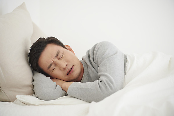 포토 JPG 남자 중년 50대 스트레스 실내 피곤 한명 상반신 앞모습 눕기 침실 한국인 흰색 침대 잠 불면증 숙면 중년남자한명만 호르몬 국내포토 1 뷰포인트 컬러 가구 컨셉 모션 사람 동양인 성인 내부 질병 남자한명만 중년남자만 파일형식