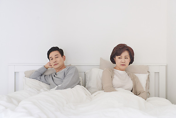 포토 JPG 부부 여자 남자 중년 50대 실내 대화 앉기 상반신 두명 앞모습 침실 한국인 흰색 침대 고민 싸움 중년부부 갱년기 중년만 국내포토 커플 감정 뷰포인트 컬러 가구 모션 말하기 사람 동양인 성인 내부 증상 성인만 파일형식