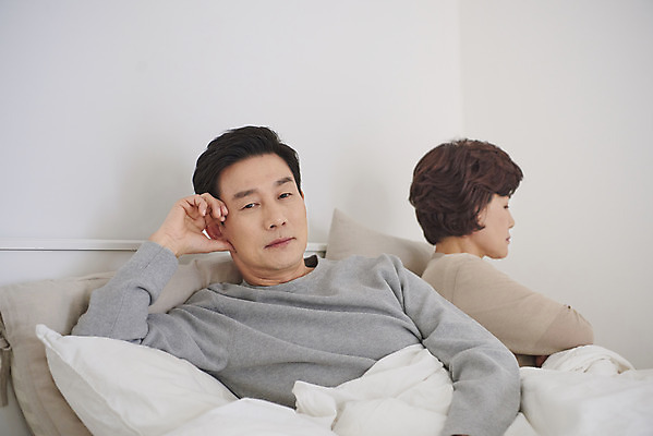 포토 JPG 부부 여자 남자 중년 50대 실내 대화 앉기 상반신 두명 옆모습 침실 한국인 흰색 침대 고민 싸움 중년부부 갱년기 중년만 국내포토 커플 감정 뷰포인트 컬러 가구 모션 말하기 사람 동양인 성인 내부 증상 성인만 파일형식