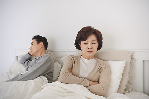 포토 JPG 부부 여자 남자 중년 50대 실내 대화 앉기 상반신 두명 옆모습 팔짱 침실 한국인 흰색 침대 고민 싸움 중년부부 갱년기 중년만 국내포토 커플 감정 뷰포인트 컬러 가구 모션 말하기 사람 동양인 성인 내부 증상 성인만 파일형식