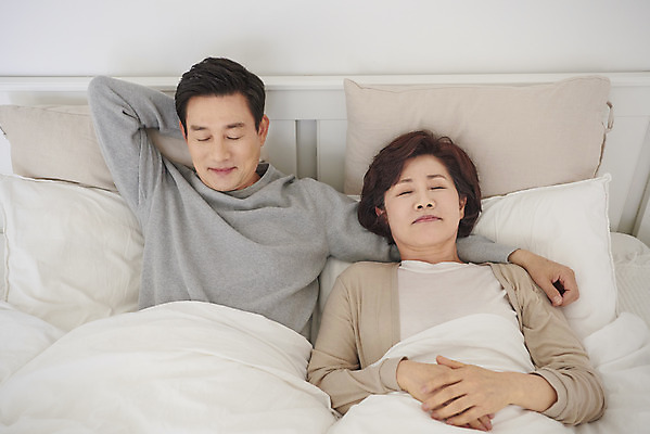 포토 JPG 부부 여자 남자 중년 50대 실내 상반신 두명 앞모습 눕기 침실 한국인 흰색 침대 잠 중년부부 팔베개 갱년기 숙면 중년만 국내포토 커플 뷰포인트 컬러 가구 모션 사람 동양인 성인 내부 증상 성인만 파일형식