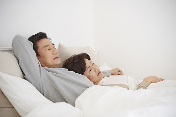 포토 JPG 부부 여자 남자 중년 50대 실내 상반신 두명 옆모습 눕기 침실 한국인 흰색 침대 잠 중년부부 팔베개 갱년기 숙면 중년만 국내포토 커플 뷰포인트 컬러 가구 모션 사람 동양인 성인 내부 증상 성인만 파일형식