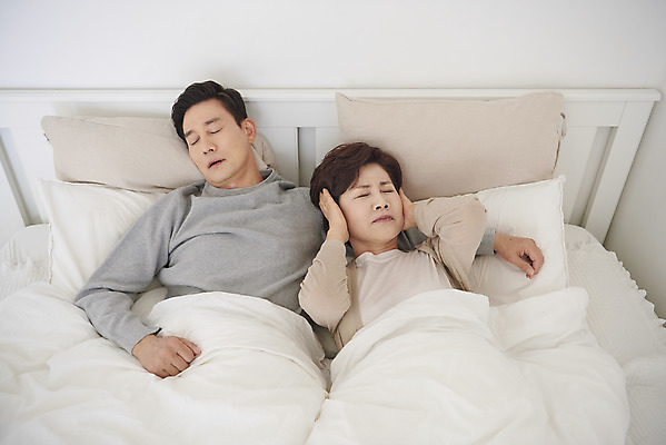 포토 JPG 부부 여자 남자 중년 50대 실내 상반신 두명 앞모습 하이앵글 눕기 침실 한국인 흰색 침대 잠 질병 귀막기 고민 두통 중년부부 팔베개 갱년기 불면증 숙면 잠버릇 코골이 중년만 국내포토 커플 감정 뷰포인트 컬러 가구 의학 모션 사람 동양인 손짓 성인 내부 습관 증상 성인만 파일형식