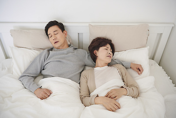 포토 JPG 부부 여자 남자 중년 50대 실내 상반신 두명 앞모습 하이앵글 눕기 침실 한국인 흰색 침대 잠 질병 고민 두통 중년부부 팔베개 갱년기 불면증 숙면 잠버릇 코골이 중년만 국내포토 커플 감정 뷰포인트 컬러 가구 의학 모션 사람 동양인 성인 내부 습관 증상 성인만 파일형식