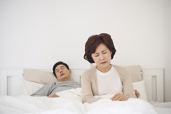 포토 JPG 부부 여자 남자 중년 50대 실내 앉기 상반신 두명 앞모습 눕기 침실 한국인 흰색 침대 잠 질병 고민 두통 중년부부 갱년기 불면증 숙면 잠버릇 코골이 중년만 국내포토 커플 감정 뷰포인트 컬러 가구 의학 모션 사람 동양인 성인 내부 습관 증상 성인만 파일형식