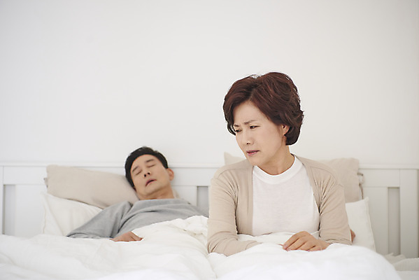 포토 JPG 부부 여자 남자 중년 50대 실내 앉기 상반신 두명 앞모습 눕기 침실 한국인 흰색 침대 잠 질병 고민 두통 중년부부 갱년기 불면증 숙면 잠버릇 코골이 중년만 국내포토 커플 감정 뷰포인트 컬러 가구 의학 모션 사람 동양인 성인 내부 습관 증상 성인만 파일형식
