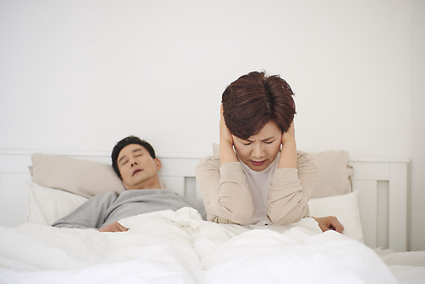 포토 JPG 부부 여자 남자 중년 50대 실내 앉기 상반신 두명 앞모습 눕기 침실 한국인 흰색 침대 잠 질병 귀막기 고민 두통 중년부부 갱년기 불면증 숙면 잠버릇 코골이 중년만 국내포토 커플 감정 뷰포인트 컬러 가구 의학 모션 사람 동양인 손짓 성인 내부 습관 증상 성인만 파일형식