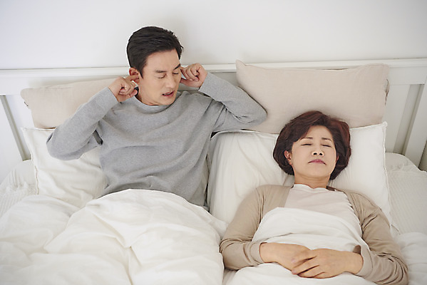 포토 JPG 부부 여자 남자 중년 50대 실내 앉기 상반신 두명 앞모습 하이앵글 눕기 침실 한국인 짜증 흰색 침대 잠 질병 귀막기 고민 두통 중년부부 갱년기 불면증 숙면 잠버릇 코골이 중년만 국내포토 커플 감정 뷰포인트 컬러 가구 의학 모션 사람 동양인 손짓 성인 내부 습관 증상 성인만 파일형식