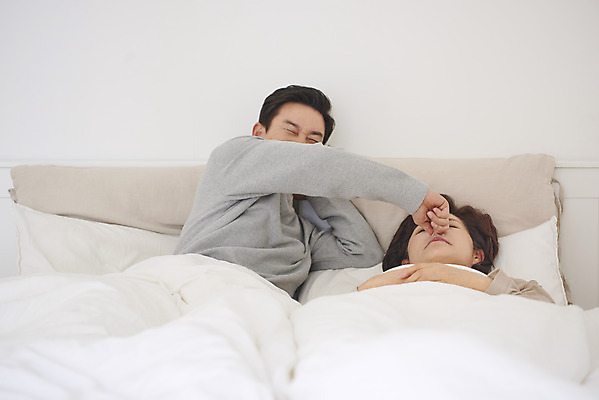 포토 JPG 부부 여자 남자 중년 50대 실내 앉기 상반신 두명 앞모습 눕기 침실 한국인 짜증 흰색 침대 잡기 잠 질병 고민 두통 중년부부 갱년기 불면증 숙면 잠버릇 코골이 중년만 국내포토 커플 감정 뷰포인트 컬러 가구 의학 모션 사람 동양인 성인 내부 습관 증상 성인만 파일형식