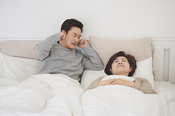 포토 JPG 부부 여자 남자 중년 50대 실내 앉기 상반신 두명 앞모습 하이앵글 눕기 침실 한국인 흰색 침대 잠 질병 귀막기 고민 두통 중년부부 갱년기 불면증 숙면 잠버릇 코골이 중년만 국내포토 커플 감정 뷰포인트 컬러 가구 의학 모션 사람 동양인 손짓 성인 내부 습관 증상 성인만 파일형식