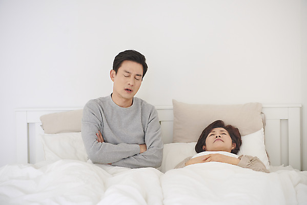 포토 JPG 부부 여자 남자 중년 50대 실내 앉기 상반신 두명 앞모습 눕기 팔짱 침실 한국인 짜증 흰색 침대 잠 질병 고민 두통 중년부부 갱년기 불면증 숙면 잠버릇 코골이 중년만 국내포토 커플 감정 뷰포인트 컬러 가구 의학 모션 사람 동양인 성인 내부 습관 증상 성인만 파일형식