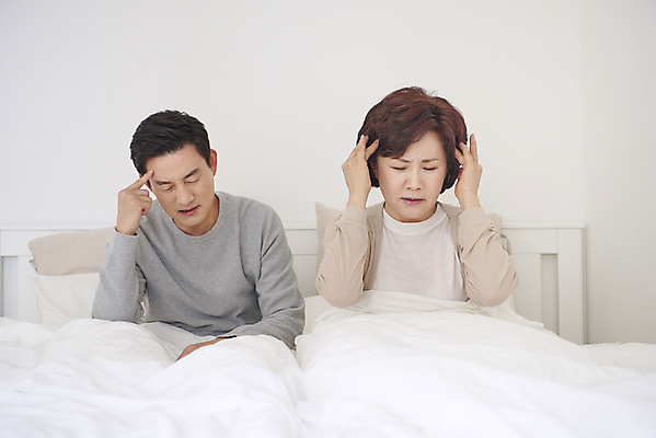 포토 JPG 부부 여자 남자 중년 50대 실내 앉기 상반신 두명 앞모습 침실 한국인 흰색 침대 질병 고민 두통 중년부부 갱년기 불면증 숙면 잠버릇 코골이 중년만 국내포토 커플 감정 뷰포인트 컬러 가구 의학 모션 사람 동양인 성인 내부 잠 습관 증상 성인만 파일형식