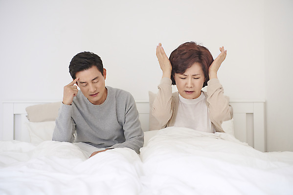 포토 JPG 부부 여자 남자 중년 50대 실내 앉기 상반신 두명 앞모습 침실 한국인 흰색 침대 질병 고민 두통 중년부부 갱년기 불면증 숙면 잠버릇 코골이 중년만 국내포토 커플 감정 뷰포인트 컬러 가구 의학 모션 사람 동양인 성인 내부 잠 습관 증상 성인만 파일형식