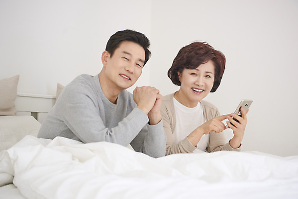 포토 JPG 부부 여자 남자 중년 50대 실내 미소 들기 앉기 상반신 두명 앞모습 스마트폰 침실 터치 한국인 흰색 침대 즐거움 중년부부 갱년기 중년만 국내포토 커플 감정 뷰포인트 컬러 가구 모션 표정 사람 동양인 성인 내부 핸드폰 스마트기기 증상 성인만 파일형식