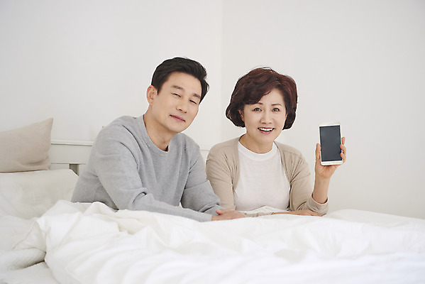 포토 JPG 부부 여자 남자 중년 50대 실내 미소 들기 앉기 상반신 두명 앞모습 스마트폰 침실 한국인 흰색 침대 즐거움 중년부부 보여주기 갱년기 중년만 국내포토 커플 감정 뷰포인트 컬러 가구 모션 표정 사람 동양인 성인 내부 핸드폰 스마트기기 증상 성인만 파일형식
