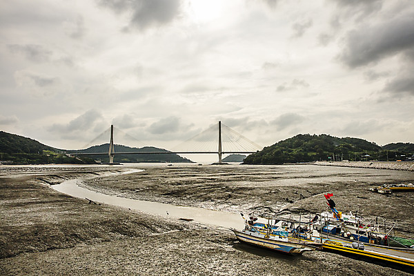 포토 JPG 주간 여행 한국 풍경 사람없음 야외 관광지 어선 전라남도 갯벌 국내여행 가교 영광대교 영광군 국내포토 자연요소 건축물 아시아 배_교통 다리_건축물 전라도 영광 파일형식