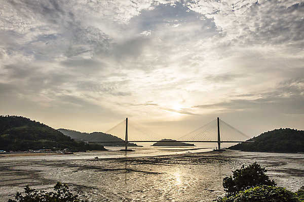 포토 JPG 주간 여행 한국 풍경 사람없음 야외 관광지 어선 전라남도 갯벌 국내여행 가교 영광대교 영광군 국내포토 자연요소 건축물 아시아 배_교통 다리_건축물 전라도 영광 파일형식