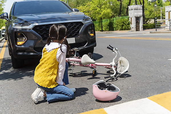 포토 JPG 주간 전신 여자 어린이 놀이 한명 소녀 야외 뒷모습 자전거 한국인 헬멧 보호장비 교통사고 안전사고 넘어짐 어린이보호구역 소녀한명만 국내포토 자연요소 1 뷰포인트 모션 안전 사람 동양인 바이크 장비 사건 보호구역 여자한명만 소녀만 파일형식