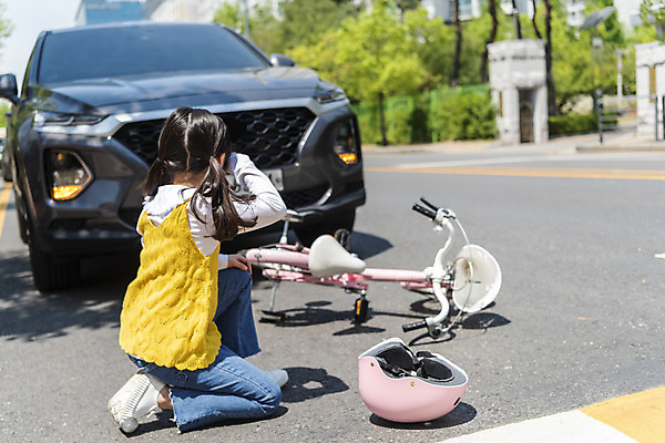 포토 JPG 주간 전신 여자 어린이 놀이 한명 소녀 야외 뒷모습 자전거 한국인 헬멧 보호장비 교통사고 안전사고 넘어짐 어린이보호구역 소녀한명만 국내포토 자연요소 1 뷰포인트 모션 안전 사람 동양인 바이크 장비 사건 보호구역 여자한명만 소녀만 파일형식