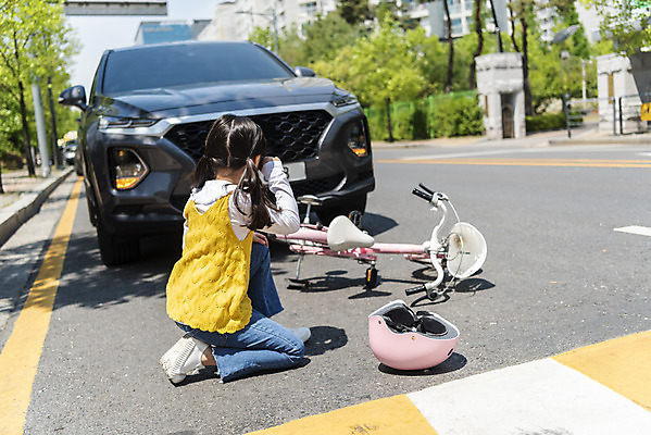 포토 JPG 주간 전신 여자 어린이 놀이 한명 소녀 야외 뒷모습 자전거 한국인 헬멧 보호장비 교통사고 안전사고 넘어짐 어린이보호구역 소녀한명만 국내포토 자연요소 1 뷰포인트 모션 안전 사람 동양인 바이크 장비 사건 보호구역 여자한명만 소녀만 파일형식