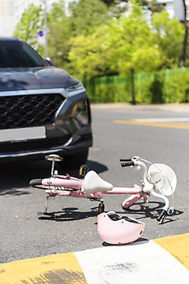 포토 JPG 주간 근접촬영 사람없음 야외 자전거 헬멧 보호장비 교통사고 안전사고 어린이보호구역 국내포토 자연요소 뷰포인트 안전 바이크 장비 사건 보호구역 파일형식