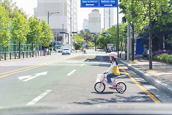 포토 JPG 주간 전신 여자 어린이 한명 소녀 야외 옆모습 자전거 한국인 보호장비 위험 안전사고 무단횡단 어린이보호구역 소녀한명만 무단 국내포토 자연요소 1 뷰포인트 컨셉 안전 사람 동양인 바이크 장비 사건 보호구역 횡단 여자한명만 소녀만 파일형식