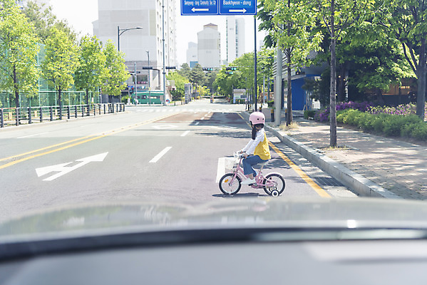 포토 JPG 주간 전신 여자 어린이 한명 소녀 야외 옆모습 자전거 한국인 보호장비 위험 안전사고 무단횡단 어린이보호구역 소녀한명만 무단 국내포토 자연요소 1 뷰포인트 컨셉 안전 사람 동양인 바이크 장비 사건 보호구역 횡단 여자한명만 소녀만 파일형식