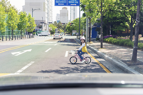 포토 JPG 주간 전신 여자 어린이 한명 소녀 야외 옆모습 자전거 놀람 한국인 보호장비 위험 안전사고 무단횡단 어린이보호구역 소녀한명만 무단 국내포토 자연요소 1 감정 뷰포인트 컨셉 표정 안전 사람 동양인 바이크 장비 사건 보호구역 횡단 여자한명만 소녀만 파일형식