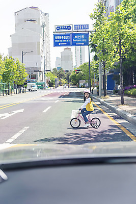 포토 JPG 주간 전신 여자 어린이 한명 소녀 야외 옆모습 자전거 놀람 한국인 보호장비 위험 안전사고 무단횡단 어린이보호구역 소녀한명만 무단 국내포토 자연요소 1 감정 뷰포인트 컨셉 표정 안전 사람 동양인 바이크 장비 사건 보호구역 횡단 여자한명만 소녀만 파일형식