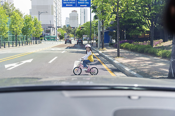 포토 JPG 주간 전신 여자 어린이 한명 소녀 야외 옆모습 자전거 놀람 한국인 보호장비 위험 안전사고 무단횡단 어린이보호구역 소녀한명만 무단 국내포토 자연요소 1 감정 뷰포인트 컨셉 표정 안전 사람 동양인 바이크 장비 사건 보호구역 횡단 여자한명만 소녀만 파일형식