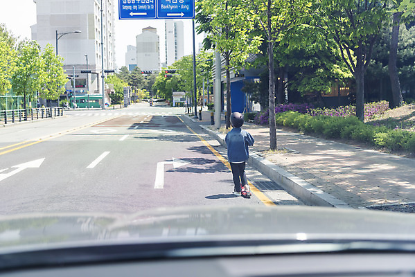 포토 JPG 주간 전신 남자 어린이 한명 소년 야외 뒷모습 한국인 보호장비 위험 안전사고 무단횡단 어린이보호구역 퀵보드 소년한명만 무단 국내포토 자연요소 1 교통수단 뷰포인트 컨셉 안전 사람 동양인 장비 사건 보호구역 횡단 남자한명만 소년만 파일형식