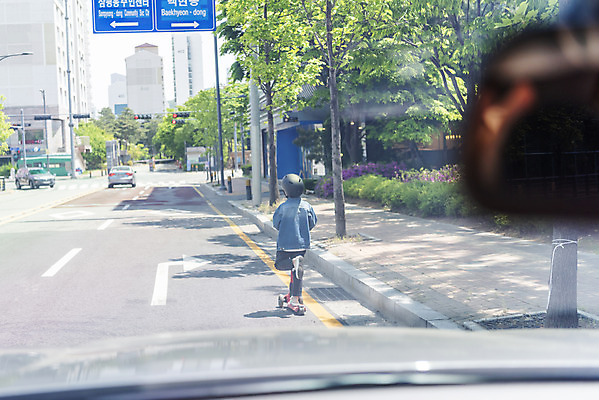 포토 JPG 주간 전신 남자 어린이 한명 소년 야외 뒷모습 한국인 보호장비 위험 안전사고 무단횡단 어린이보호구역 퀵보드 소년한명만 무단 국내포토 자연요소 1 교통수단 뷰포인트 컨셉 안전 사람 동양인 장비 사건 보호구역 횡단 남자한명만 소년만 파일형식