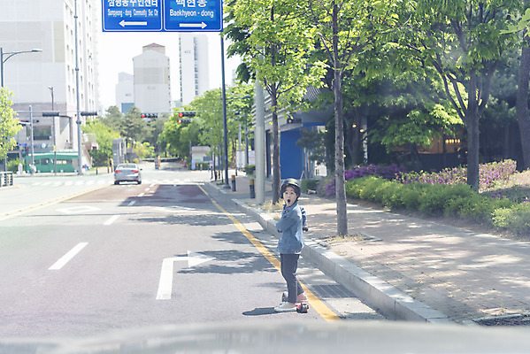 포토 JPG 주간 전신 남자 어린이 한명 소년 야외 뒷모습 놀람 한국인 뒤돌아보기 보호장비 위험 안전사고 무단횡단 어린이보호구역 퀵보드 소년한명만 무단 국내포토 자연요소 1 감정 교통수단 뷰포인트 컨셉 모션 표정 안전 사람 동양인 장비 사건 보호구역 횡단 남자한명만 소년만 파일형식