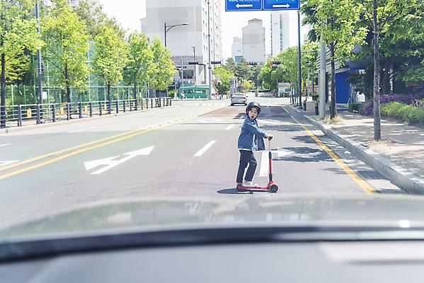 포토 JPG 주간 전신 남자 어린이 한명 소년 야외 옆모습 놀람 한국인 보호장비 위험 안전사고 무단횡단 어린이보호구역 퀵보드 소년한명만 무단 국내포토 자연요소 1 감정 교통수단 뷰포인트 컨셉 표정 안전 사람 동양인 장비 사건 보호구역 횡단 남자한명만 소년만 파일형식