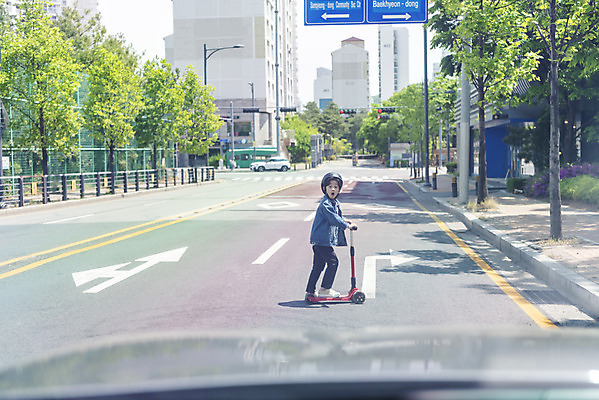 포토 JPG 주간 전신 남자 어린이 한명 야외 옆모습 놀람 한국인 보호장비 위험 안전사고 무단횡단 어린이보호구역 퀵보드 소년한명만 무단 국내포토 자연요소 1 감정 교통수단 뷰포인트 컨셉 표정 안전 사람 동양인 장비 사건 보호구역 횡단 남자한명만 소년만 파일형식