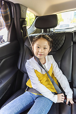 포토 JPG 주간 여자 어린이 자동차 한명 안전 앉기 소녀 상반신 야외 앞모습 한국인 보호 안전사고 안전벨트 사고예방 어린이안전 소녀한명만 국내포토 자연요소 1 육상교통 뷰포인트 컨셉 모션 사람 동양인 사건 예방 여자한명만 소녀만 파일형식