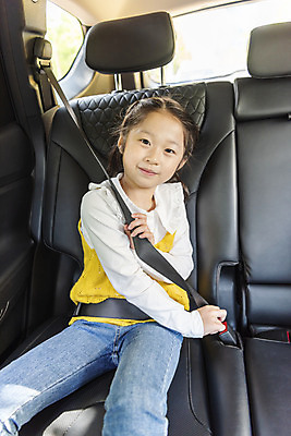 포토 JPG 주간 여자 어린이 자동차 한명 안전 앉기 소녀 상반신 야외 앞모습 한국인 보호 안전사고 안전벨트 사고예방 어린이안전 소녀한명만 국내포토 자연요소 1 육상교통 뷰포인트 컨셉 모션 사람 동양인 사건 예방 여자한명만 소녀만 파일형식