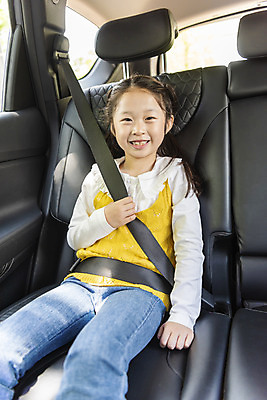 포토 JPG 주간 여자 어린이 자동차 한명 안전 앉기 소녀 상반신 야외 앞모습 한국인 보호 안전사고 안전벨트 사고예방 어린이안전 소녀한명만 국내포토 자연요소 1 육상교통 뷰포인트 컨셉 모션 사람 동양인 사건 예방 여자한명만 소녀만 파일형식