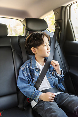포토 JPG 주간 남자 어린이 자동차 한명 안전 소년 상반신 야외 앞모습 한국인 보호 안전사고 안전벨트 사고예방 어린이안전 소년한명만 국내포토 자연요소 1 육상교통 뷰포인트 컨셉 사람 동양인 사건 예방 남자한명만 소년만 파일형식
