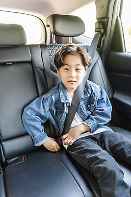 포토 JPG 주간 남자 어린이 자동차 한명 안전 소년 상반신 야외 앞모습 한국인 보호 안전사고 안전벨트 사고예방 어린이안전 소년한명만 국내포토 자연요소 1 육상교통 뷰포인트 컨셉 사람 동양인 사건 예방 남자한명만 소년만 파일형식