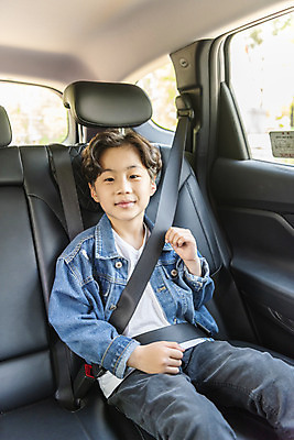 포토 JPG 주간 남자 어린이 자동차 한명 안전 소년 상반신 야외 앞모습 한국인 보호 안전사고 안전벨트 사고예방 어린이안전 소년한명만 국내포토 자연요소 1 육상교통 뷰포인트 컨셉 사람 동양인 사건 예방 남자한명만 소년만 파일형식