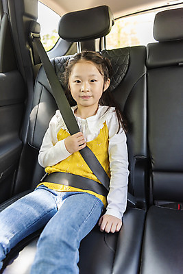 포토 JPG 주간 여자 어린이 자동차 한명 안전 앉기 소녀 상반신 야외 앞모습 한국인 보호 안전사고 안전벨트 사고예방 어린이안전 소녀한명만 국내포토 자연요소 1 육상교통 뷰포인트 컨셉 모션 사람 동양인 사건 예방 여자한명만 소녀만 파일형식